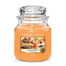 Yankee Candle Farm Fresh Peach mittlere Duftkerze im Glas (411g)